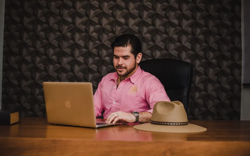 Profesional independiente trabajando en su notebook desde el escritorio